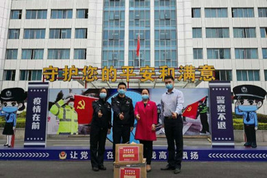 给下层捐防疫包，，为居家隔离青少年捐书，，给他们点赞